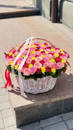 Корзина из 151 разноцветной розы